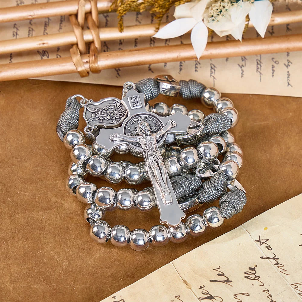 Rosario resistente in paracord con crocifisso intagliato: Totem di duratura fortificazione divina