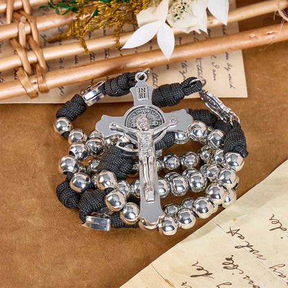 Rosario resistente in paracord con crocifisso intagliato: Totem di duratura fortificazione divina