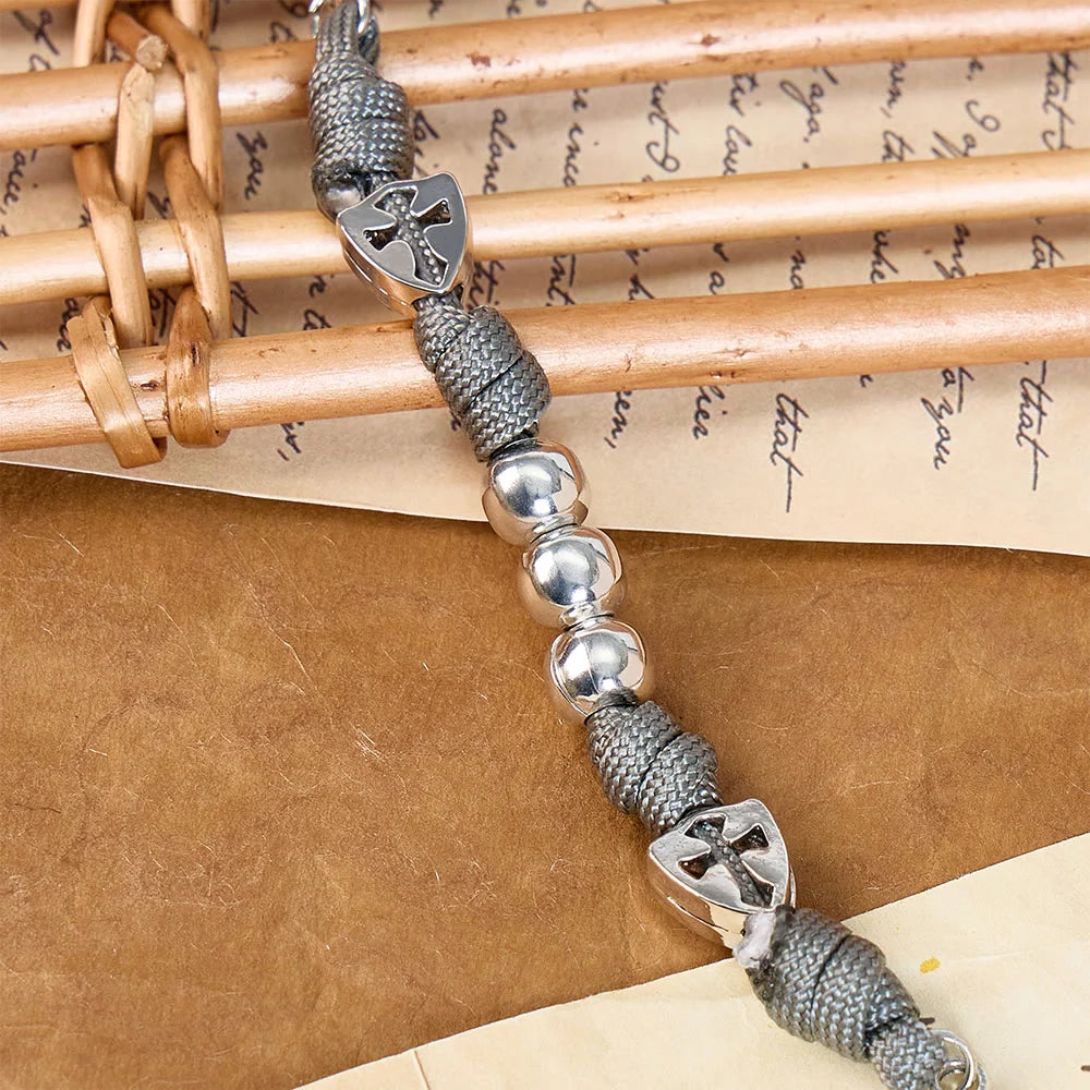 Rosario resistente in paracord con crocifisso intagliato: Totem di duratura fortificazione divina