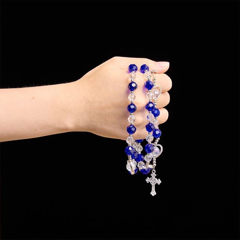 Rosario in vetro cavo a forma di cuore con perline sfaccettate blu scuro: segno di costante protezione divina