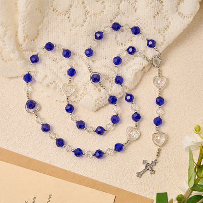 Rosario in vetro cavo a forma di cuore con perline sfaccettate blu scuro: segno di costante protezione divina