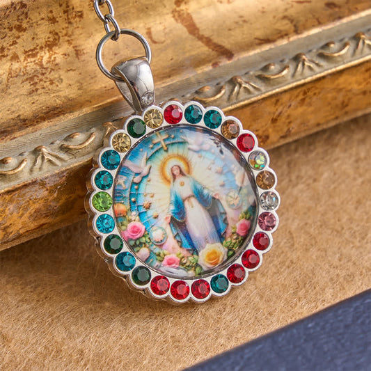 Rosario decorativo con medaglia della Madonna Miracolosa e grani in vetro: segno di protezione divina