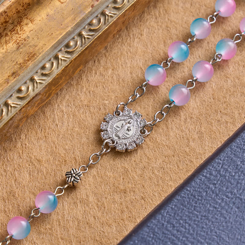 Rosario decorativo con medaglia della Madonna Miracolosa e grani in vetro: segno di protezione divina