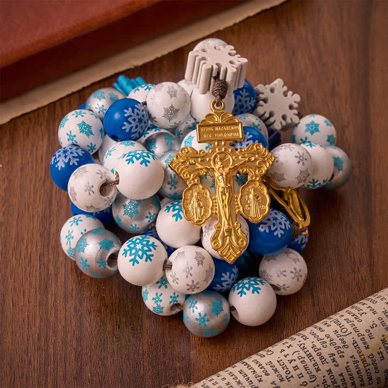 Różaniec z drewnianych koralików w kształcie płatka śniegu z medalionem w kształcie serca Ducha Świętego: symbol czystej, niebiańskiej pogody ducha