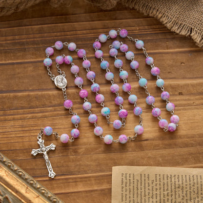 Rosario marmorizzato in perle di vetro rosa e azzurre con medaglia della Madonna con Bambino e crocifisso