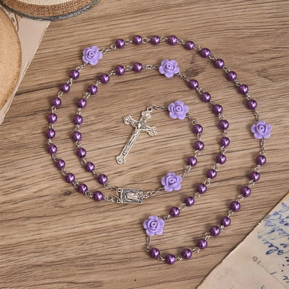 Rosario liscio con perline rotonde stile perla, decorazione a forma di rosa e ciondolo a cuore in stile vintage con la Vergine Maria