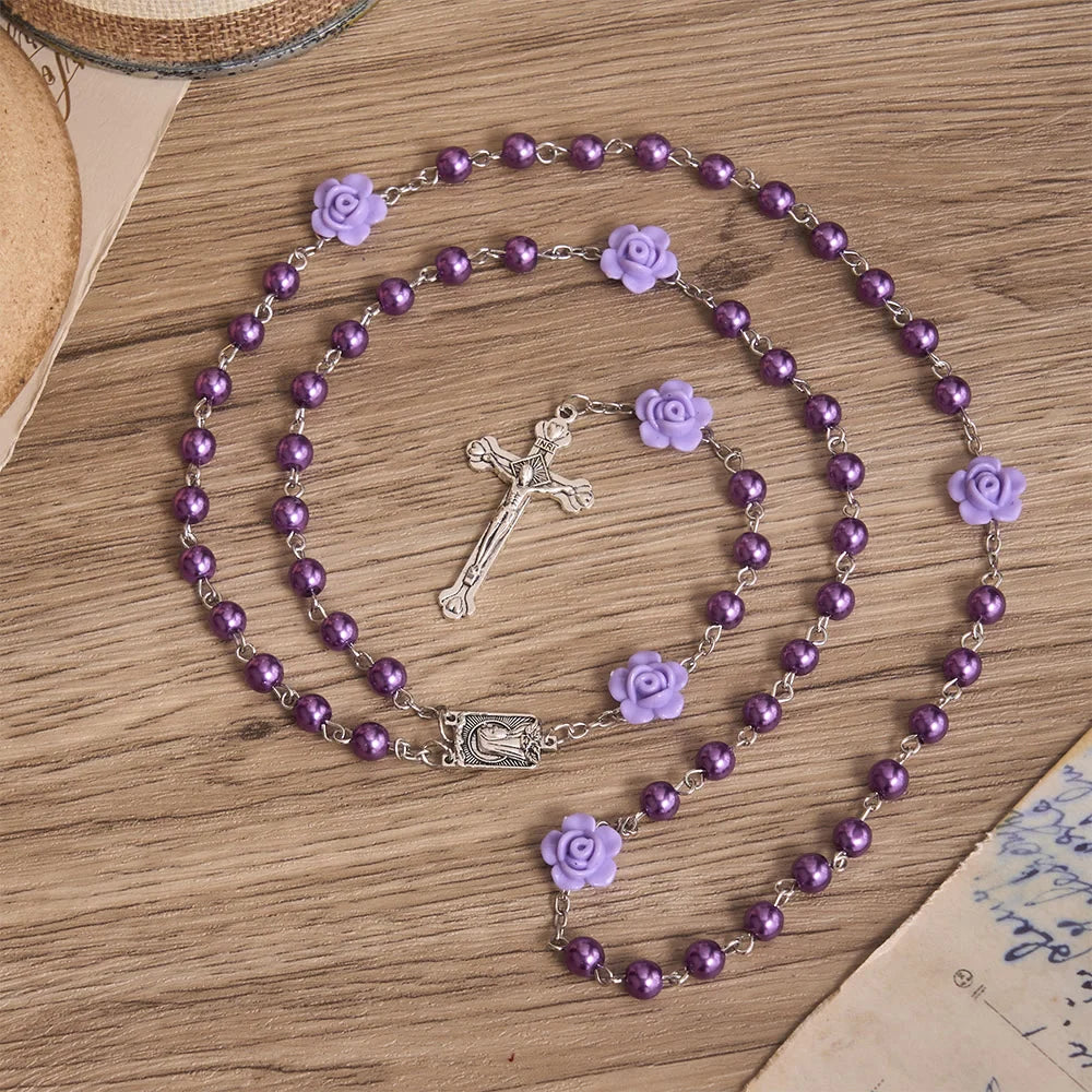 Rosario liscio con perline rotonde stile perla, decorazione a forma di rosa e ciondolo a cuore in stile vintage con la Vergine Maria