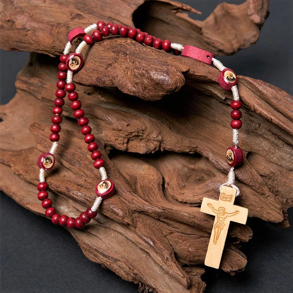 Rosario con grani in legno color rosso vino, cristiano, con croce e immagine della Madonna