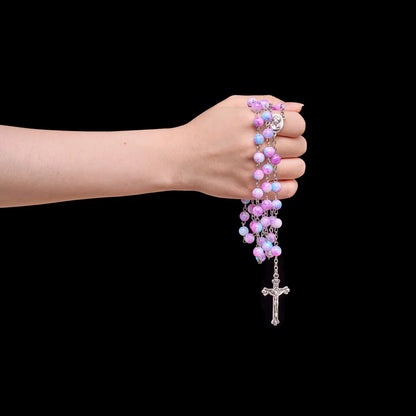 Rosario marmorizzato in perle di vetro rosa e azzurre con medaglia della Madonna con Bambino e crocifisso