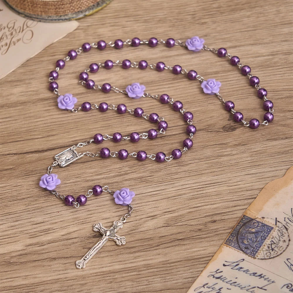 Rosario liscio con perline rotonde stile perla, decorazione a forma di rosa e ciondolo a cuore in stile vintage con la Vergine Maria
