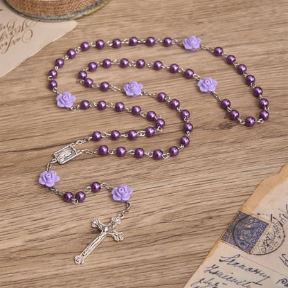 Rosario liscio con perline rotonde stile perla, decorazione a forma di rosa e ciondolo a cuore in stile vintage con la Vergine Maria