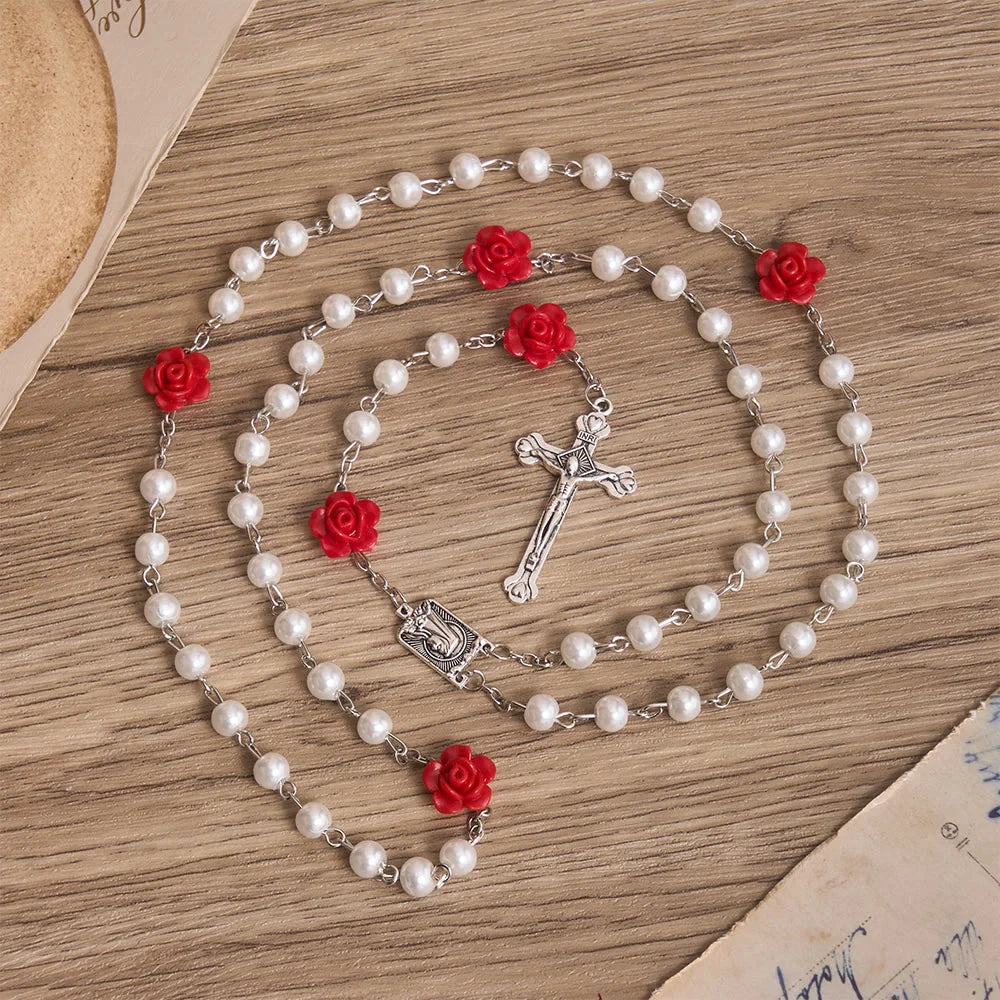 Rosario liscio con perline rotonde stile perla, decorazione a forma di rosa e ciondolo a cuore in stile vintage con la Vergine Maria