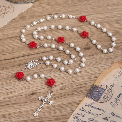 Rosario liscio con perline rotonde stile perla, decorazione a forma di rosa e ciondolo a cuore in stile vintage con la Vergine Maria