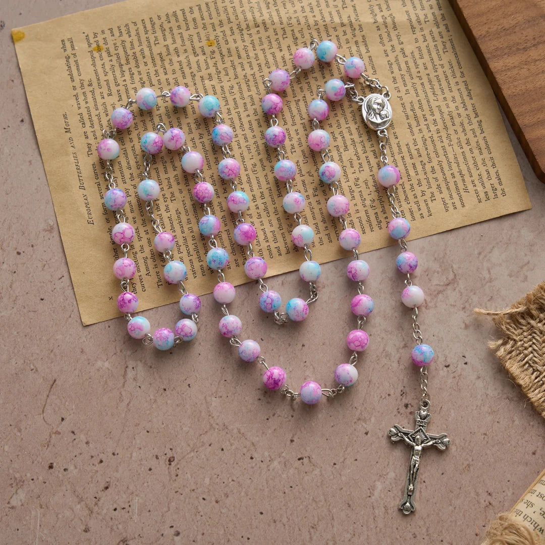 Rosario marmorizzato in perle di vetro rosa e azzurre con medaglia della Madonna con Bambino e crocifisso