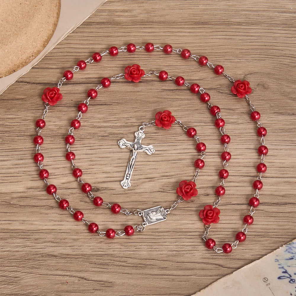 Rosario liscio con perline rotonde stile perla, decorazione a forma di rosa e ciondolo a cuore in stile vintage con la Vergine Maria