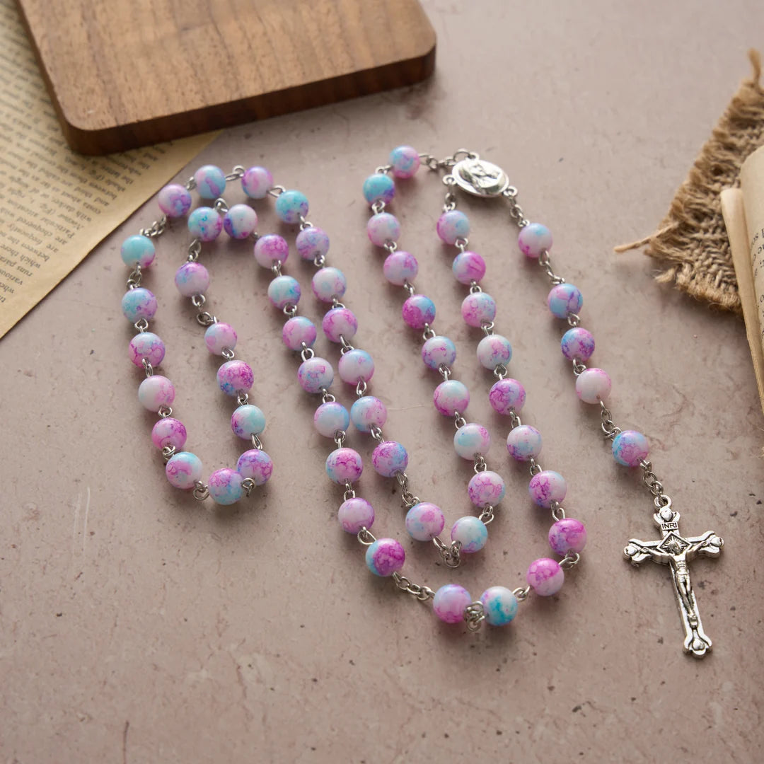 Rosario marmorizzato in perle di vetro rosa e azzurre con medaglia della Madonna con Bambino e crocifisso