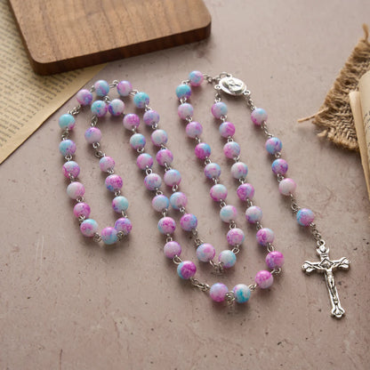 Rosario marmorizzato in perle di vetro rosa e azzurre con medaglia della Madonna con Bambino e crocifisso