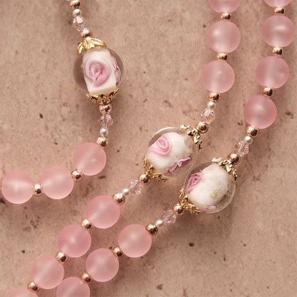in colore rosa opaco con delicato vetro rosa e devozione a San Benedetto