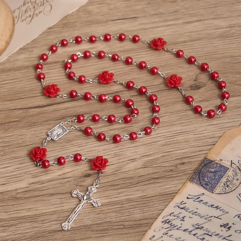 Rosario liscio con perline rotonde stile perla, decorazione a forma di rosa e ciondolo a cuore in stile vintage con la Vergine Maria