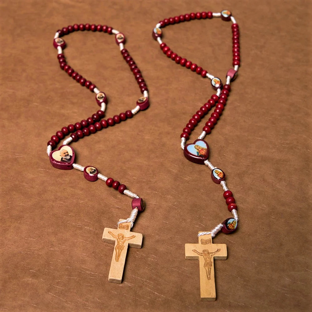 Rosario con grani in legno color rosso vino, cristiano, con croce e immagine della Madonna