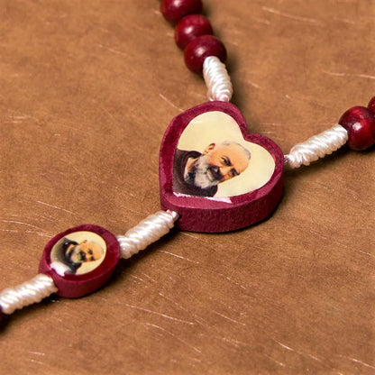 Rosario con grani in legno color rosso vino, cristiano, con croce e immagine della Madonna