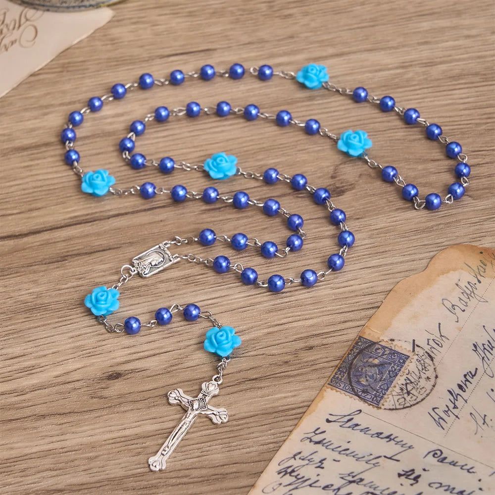 Rosario liscio con perline rotonde stile perla, decorazione a forma di rosa e ciondolo a cuore in stile vintage con la Vergine Maria