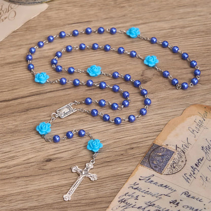 Rosario liscio con perline rotonde stile perla, decorazione a forma di rosa e ciondolo a cuore in stile vintage con la Vergine Maria