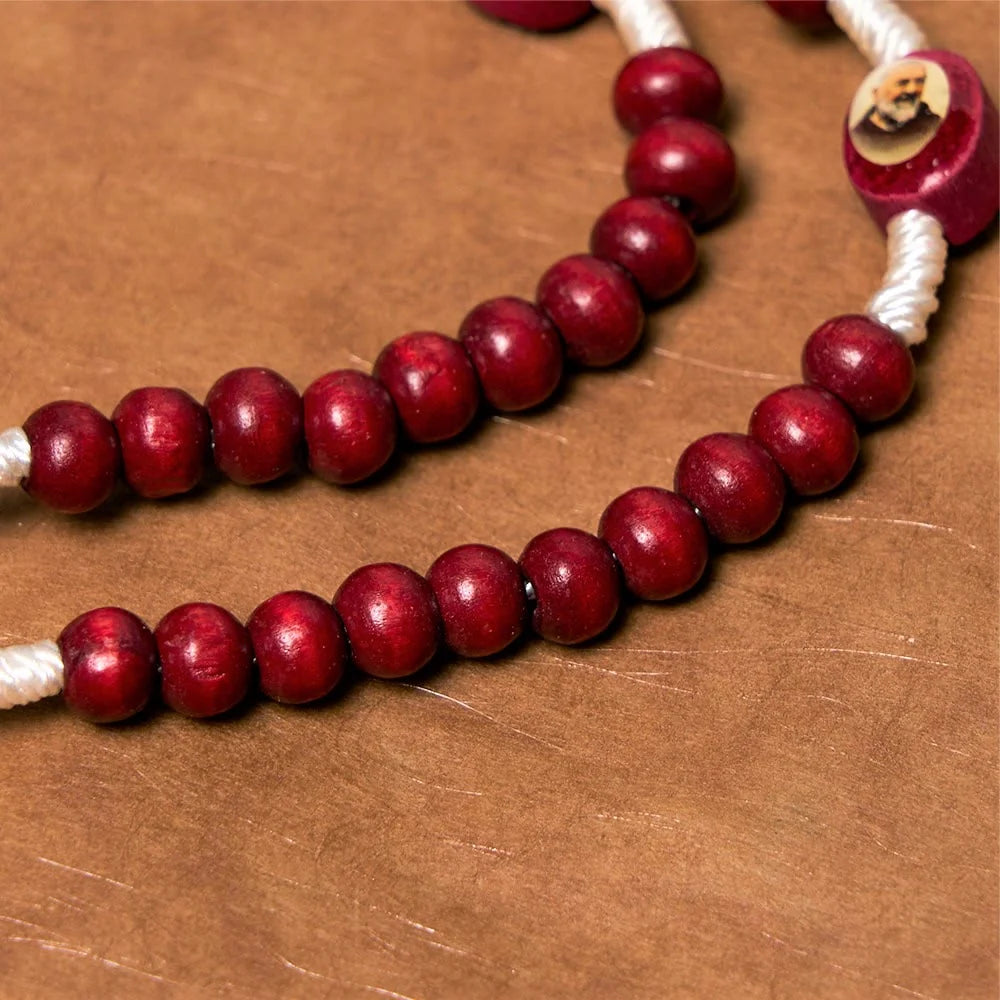 Rosario con grani in legno color rosso vino, cristiano, con croce e immagine della Madonna