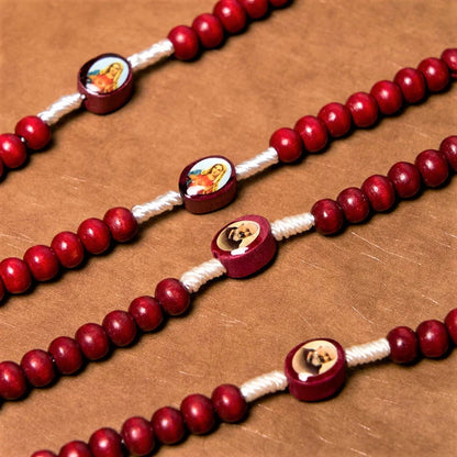 Rosario con grani in legno color rosso vino, cristiano, con croce e immagine della Madonna