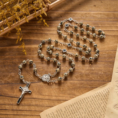 Pietra naturale con crocifisso di San Benedetto, rosario per la preghiera: simbolo di protezione spirituale e misericordia redentrice