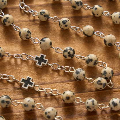 Pietra naturale con crocifisso di San Benedetto, rosario per la preghiera: simbolo di protezione spirituale e misericordia redentrice