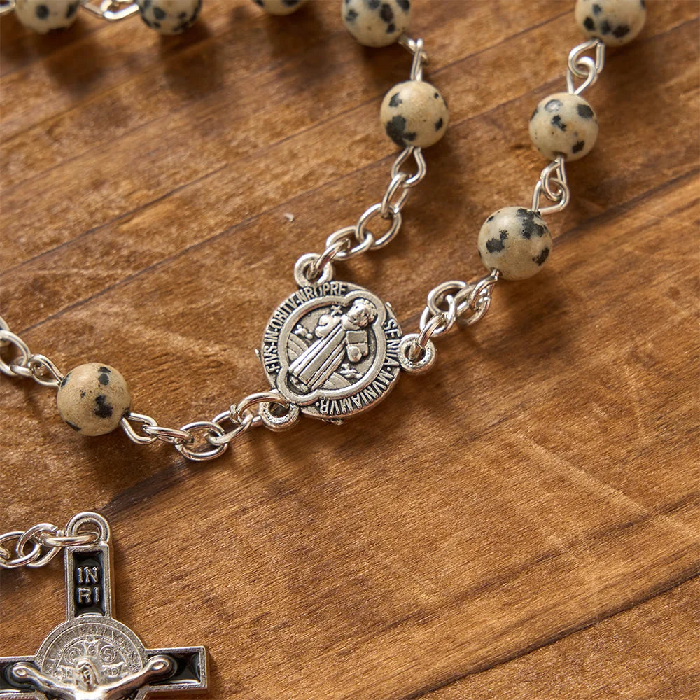 Pietra naturale con crocifisso di San Benedetto, rosario per la preghiera: simbolo di protezione spirituale e misericordia redentrice