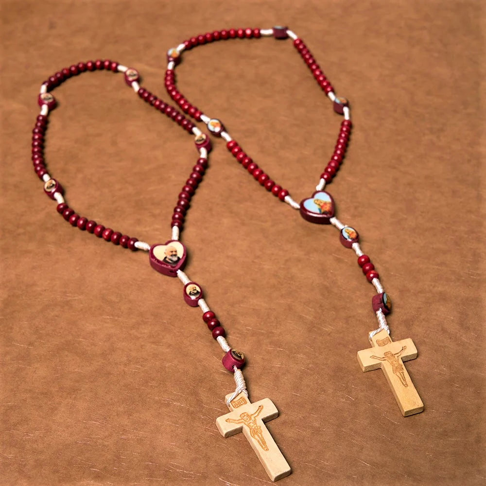 Rosario con grani in legno color rosso vino, cristiano, con croce e immagine della Madonna