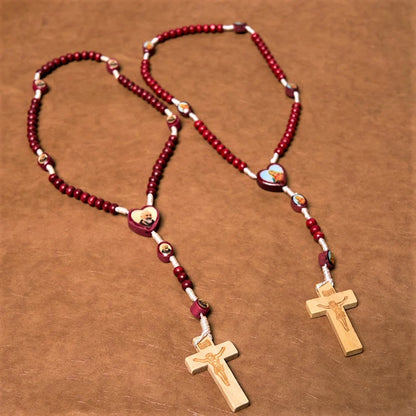 Rosario con grani in legno color rosso vino, cristiano, con croce e immagine della Madonna