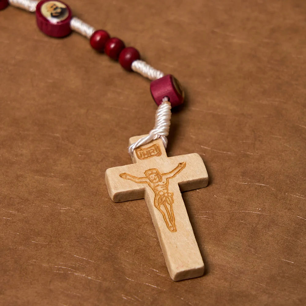 Rosario con grani in legno color rosso vino, cristiano, con croce e immagine della Madonna