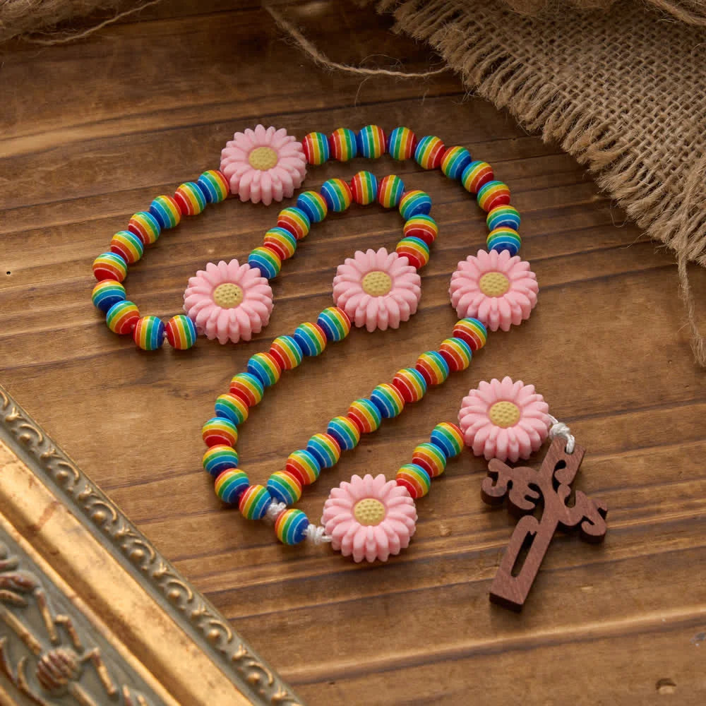 Perla a righe color arcobaleno con margherite rosa e croce di Gesù