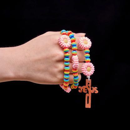 Perla a righe color arcobaleno con margherite rosa e croce di Gesù