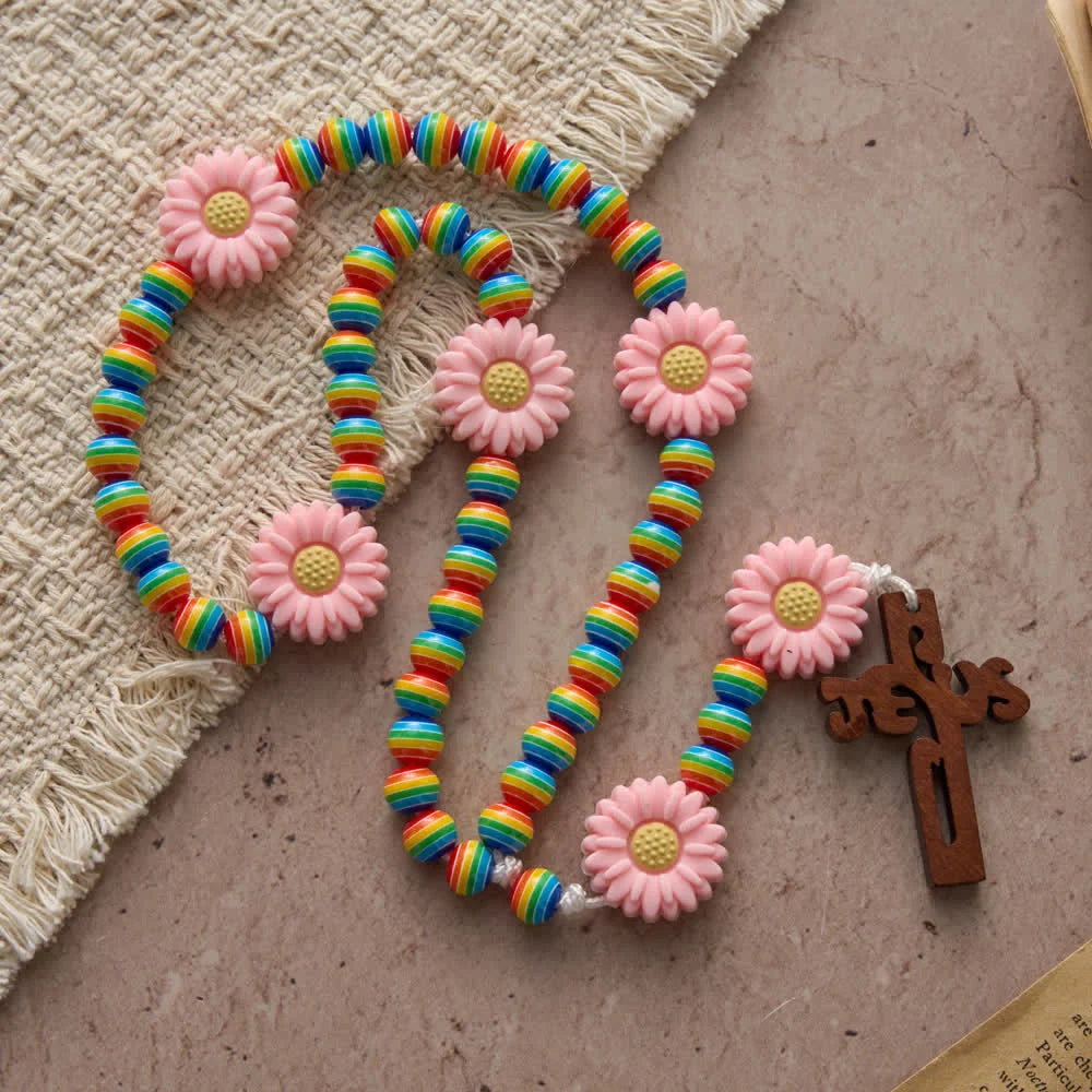 Perla a righe color arcobaleno con margherite rosa e croce di Gesù