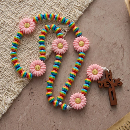 Perla a righe color arcobaleno con margherite rosa e croce di Gesù