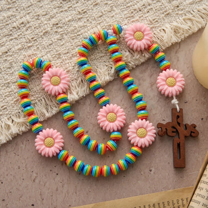 Perla a righe color arcobaleno con margherite rosa e croce di Gesù