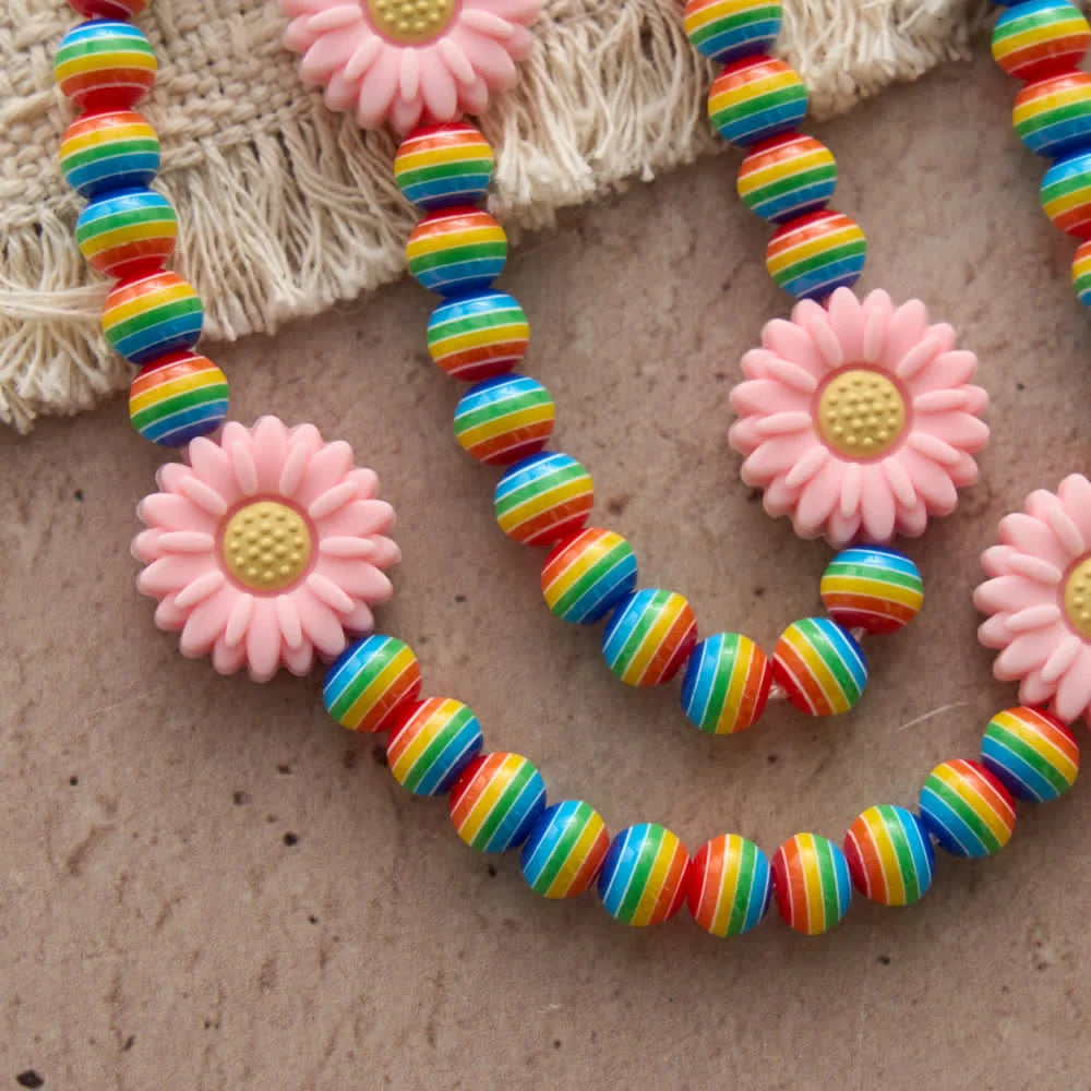 Perla a righe color arcobaleno con margherite rosa e croce di Gesù