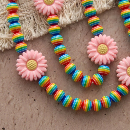Perla a righe color arcobaleno con margherite rosa e croce di Gesù